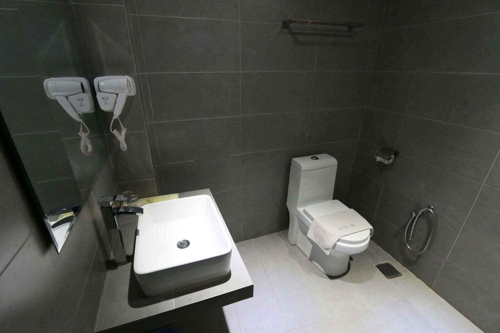 Hotel 99 Pusat Bandar ปูชอง ภายนอก รูปภาพ