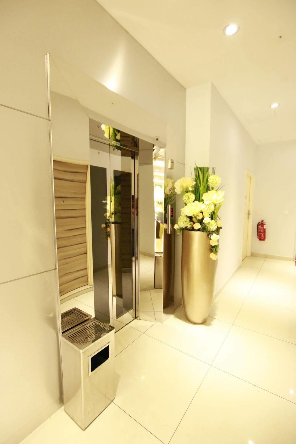 Hotel 99 Pusat Bandar ปูชอง ภายนอก รูปภาพ